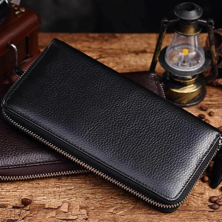 Portefeuille homme en cuir souple avec blocage RFID, design minimaliste et couleur unie pour un style intemporel.