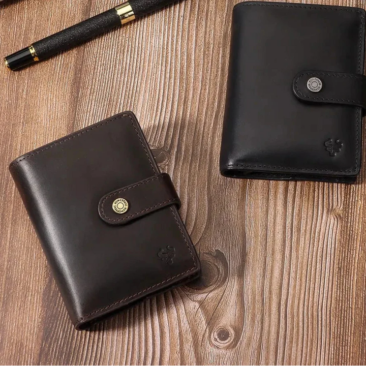 Porte-cartes compact en cuir pour hommes, couleur cognac, conçu pour une protection RFID efficace.