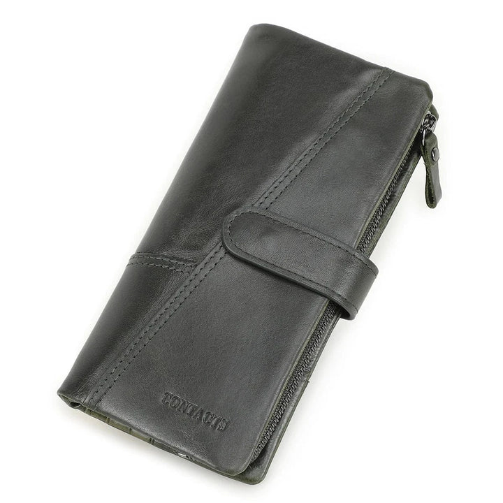Portefeuille homme en cuir, trois volets, présenté sur un bureau avec un stylo et un carnet, prêt à l'emploi.