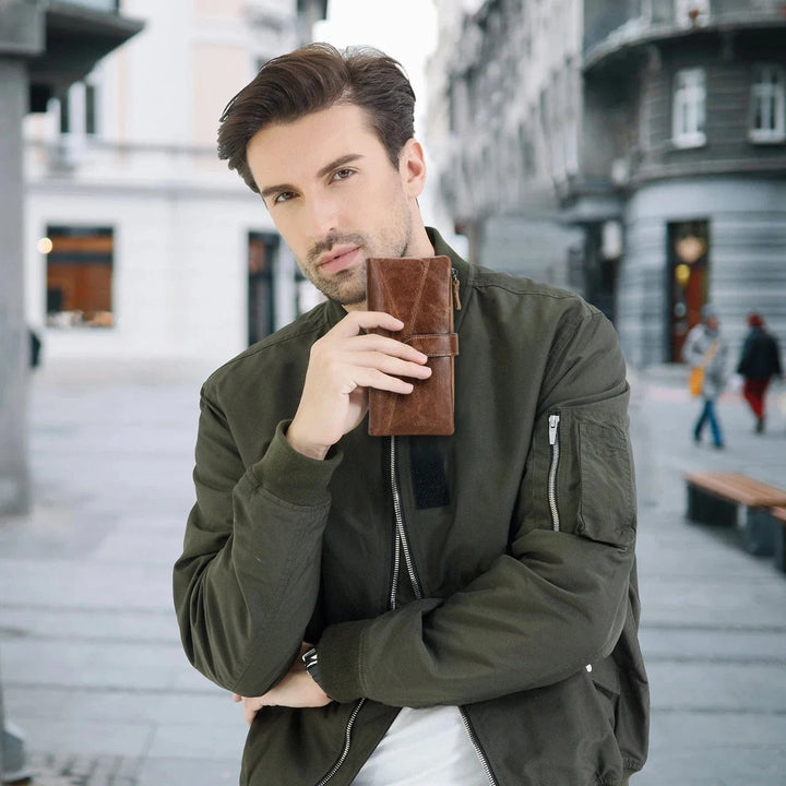 Vue ouverte du portefeuille homme en cuir, révélant de multiples rangements pour cartes et une poche pour la monnaie.