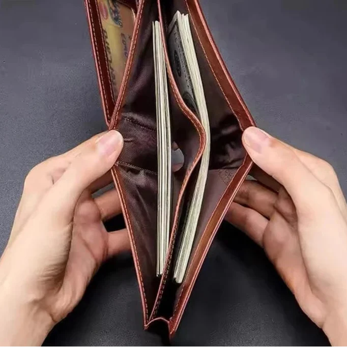 Détail d'un portefeuille homme en cuir RFID, coutures fines et matériaux de qualité