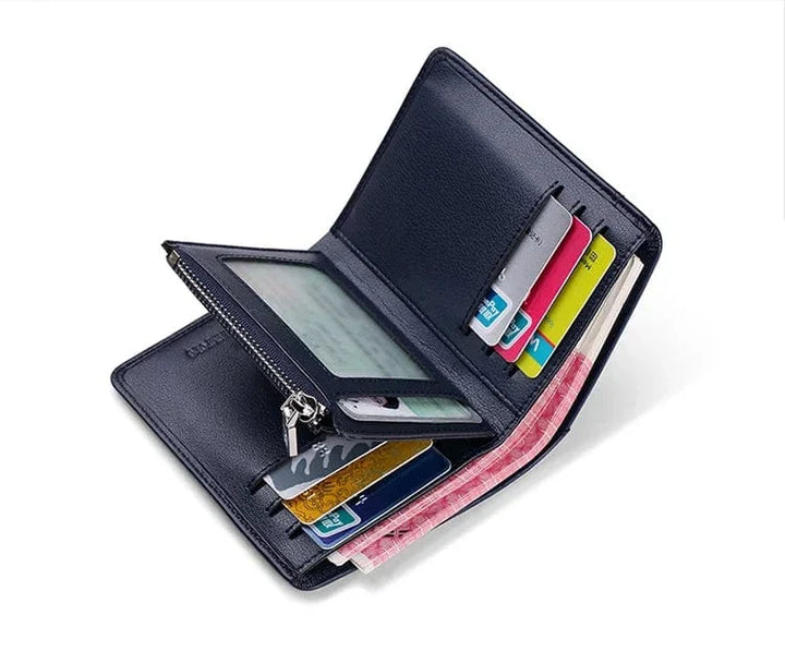 Gros plan d'un portefeuille homme en cuir bleu, montrant les coutures soignées et la qualité du matériau.