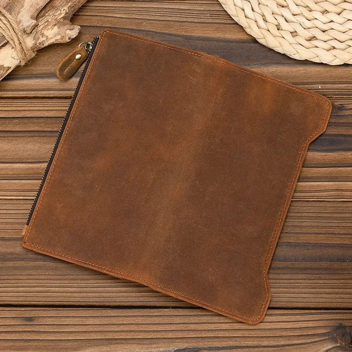 Vue de face d'un portefeuille homme en cuir marron, avec fermeture éclair, accessoire essentiel et sophistiqué.