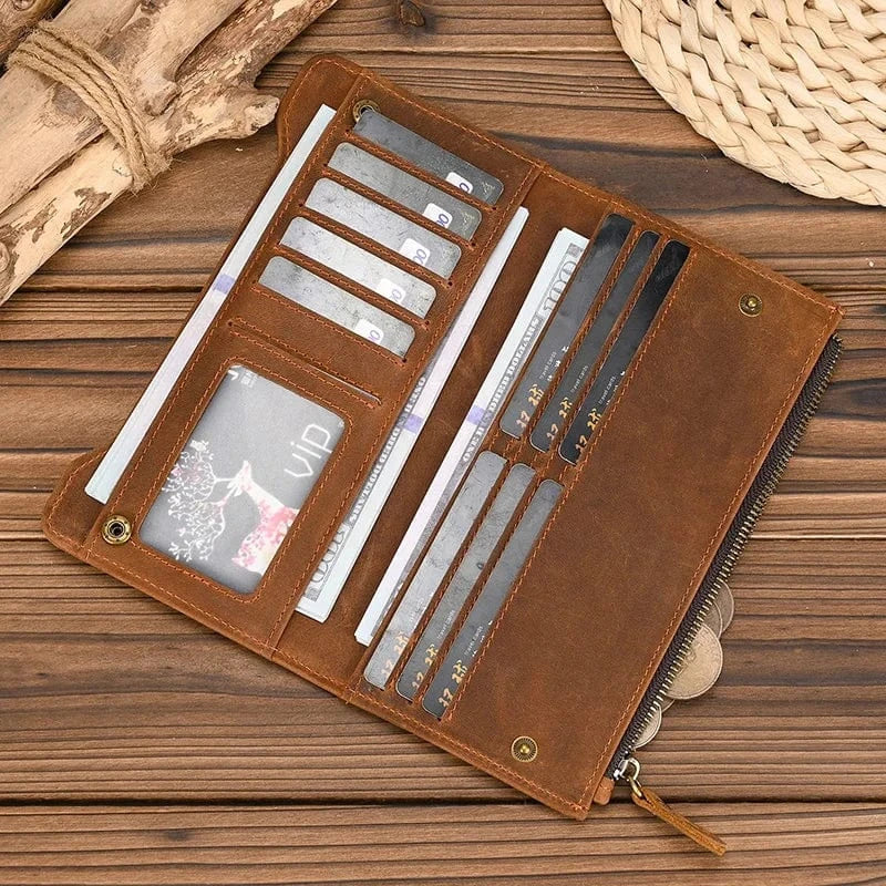 Portefeuille masculin en cuir zippé, texture de cuir authentique visible, accessoire de mode élégant et durable.