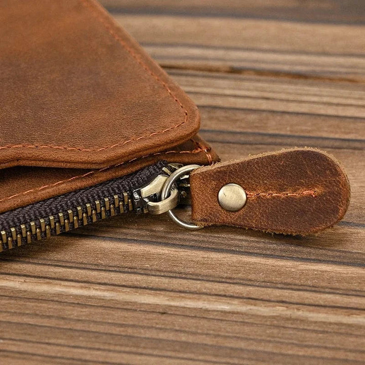 Intérieur ouvert d'un portefeuille homme en cuir marron avec fentes pour cartes, zippé, organisateur fonctionnel.