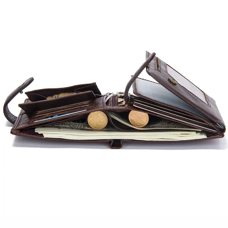 Gros plan d'un portefeuille homme en cuir véritable, surpiqûres détaillées et loquet de sécurité