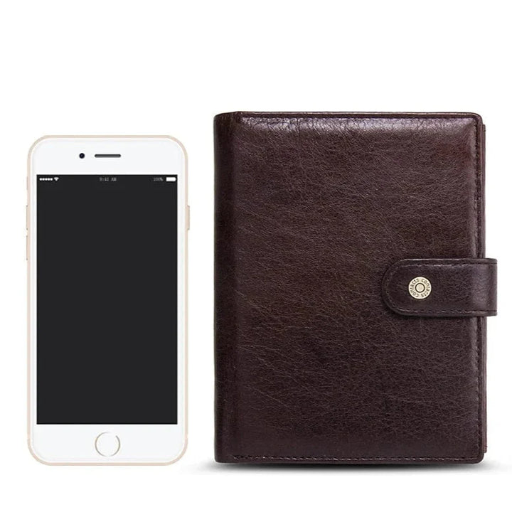 Portefeuille homme marron foncé en cuir, loquet sécurisé, texture naturelle du cuir visible, élégant