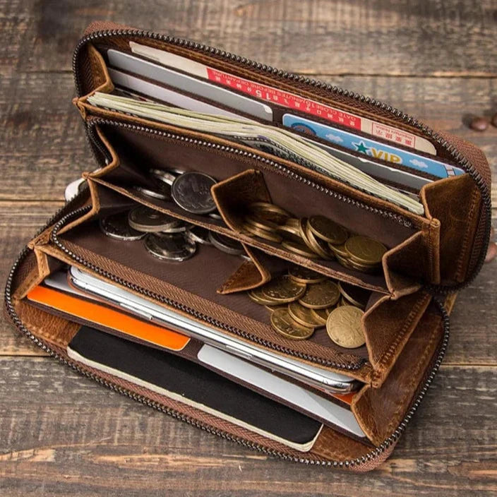 Vue ouverte d'un portefeuille homme en cuir véritable, montrant les compartiments