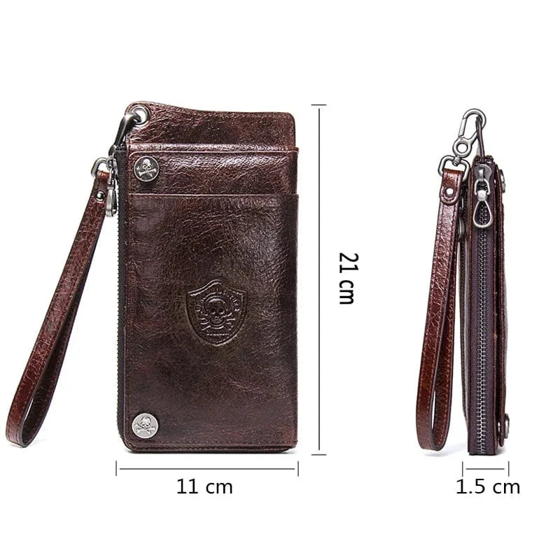 Gros plan sur la texture du cuir véritable d'un portefeuille homme long, couleur café, de haute qualité.