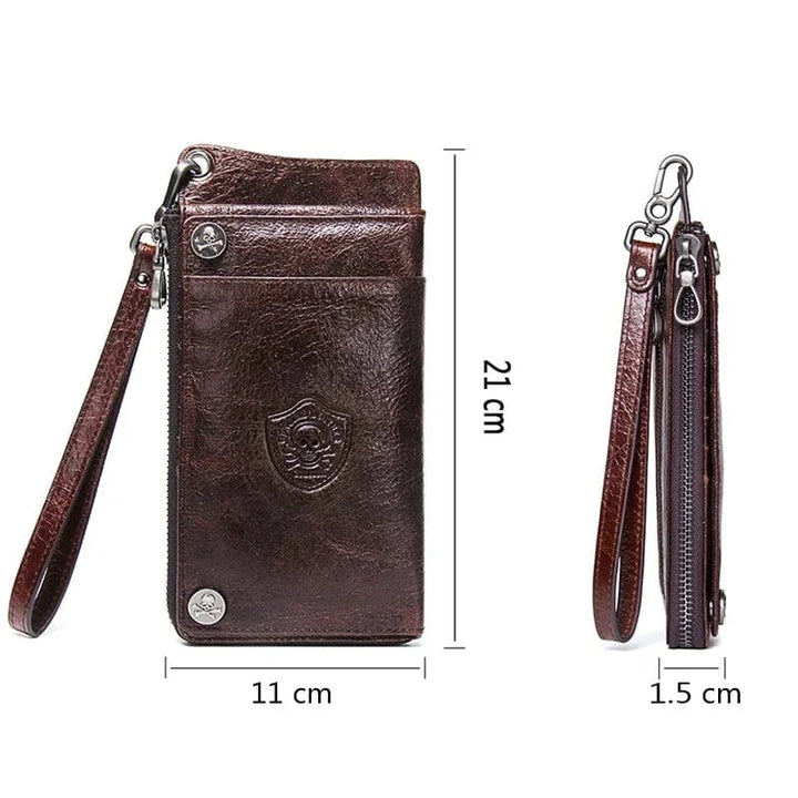 Gros plan sur la texture du cuir véritable d'un portefeuille homme long, couleur café, de haute qualité.