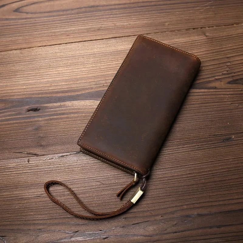 Portefeuille homme en cuir Crazy Horse marron, ouvert, montrant les fentes pour cartes et billets.