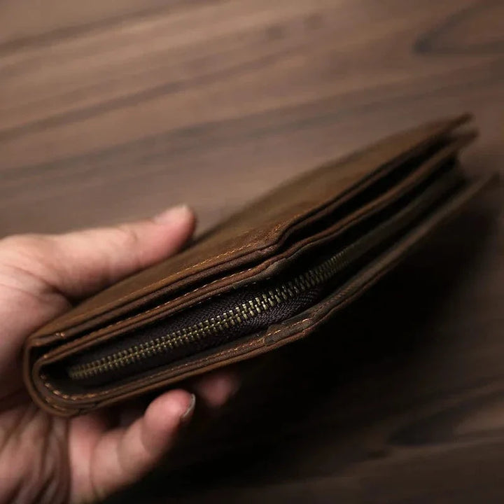 Accessoire homme: portefeuille marron en cuir véritable, couture contrastante, élégant et pratique.