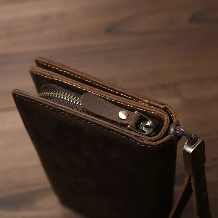 Portefeuille long pour homme en cuir marron vintage, avec un design fin, idéal pour les poches de veste.