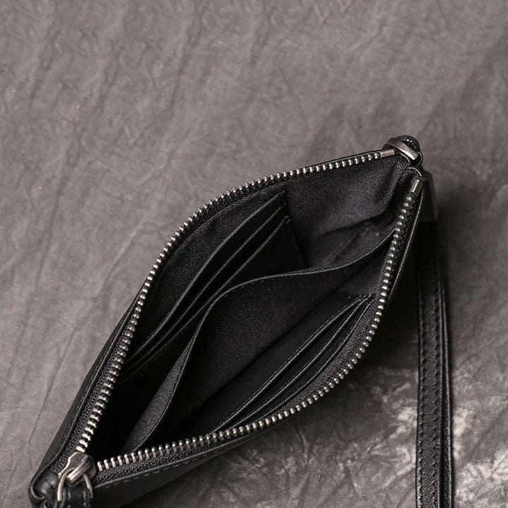 Portefeuille fonctionnel homme en cuir noir, coutures fines et finitions soignées.