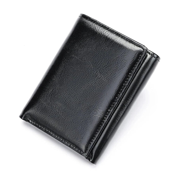 Portefeuille homme compact en cuir noir, fermé, logo discret, accessoire homme élégant.