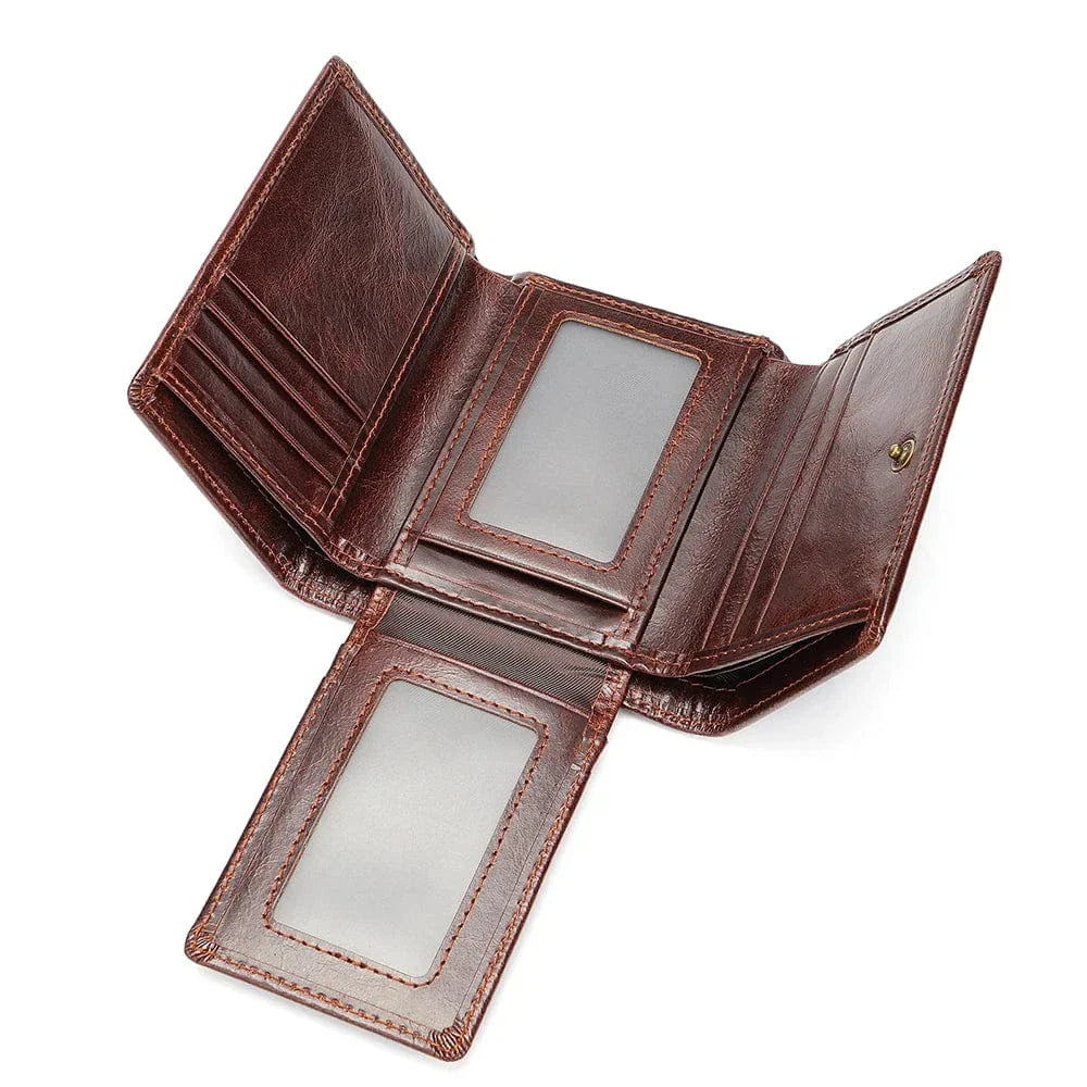 Gros plan sur la texture du cuir véritable d'un portefeuille homme, couleur café, avec surpiqûres fines.