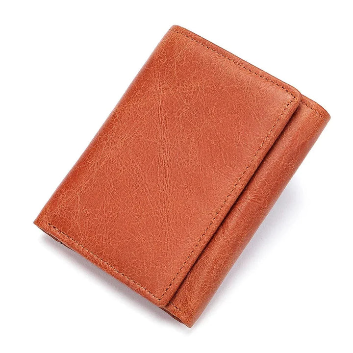Vue de dos d'un portefeuille homme en cuir véritable marron, protection RFID, sans éléments superflus.