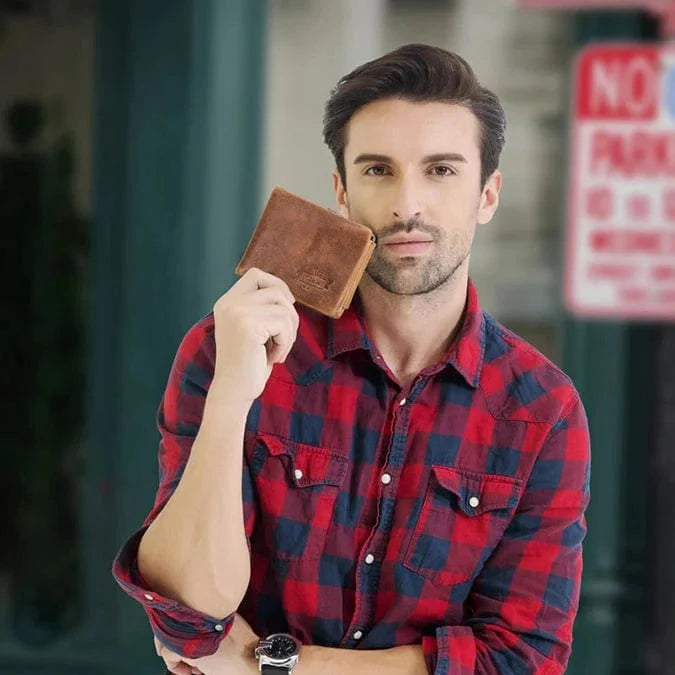 Portefeuille trifold noir pour homme, en cuir véritable, fermé sur un fond neutre