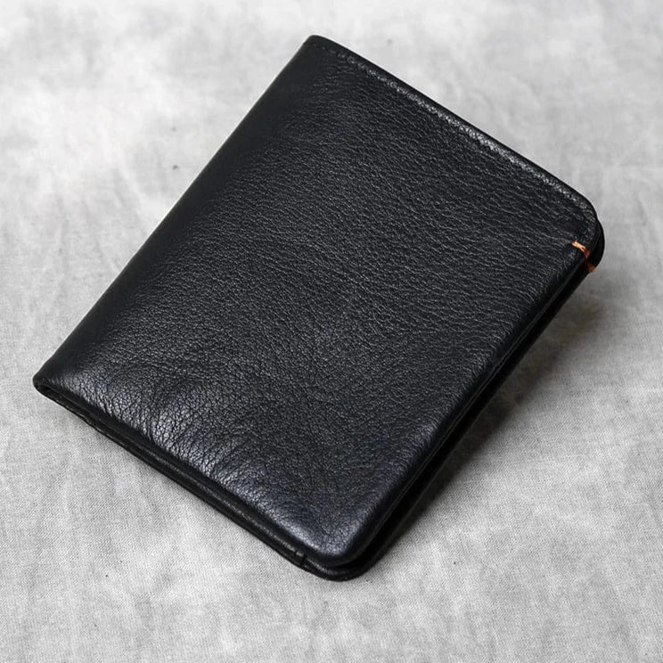 Portefeuille hommes compact en cuir véritable, marron, avec coutures détaillées, vue frontale.