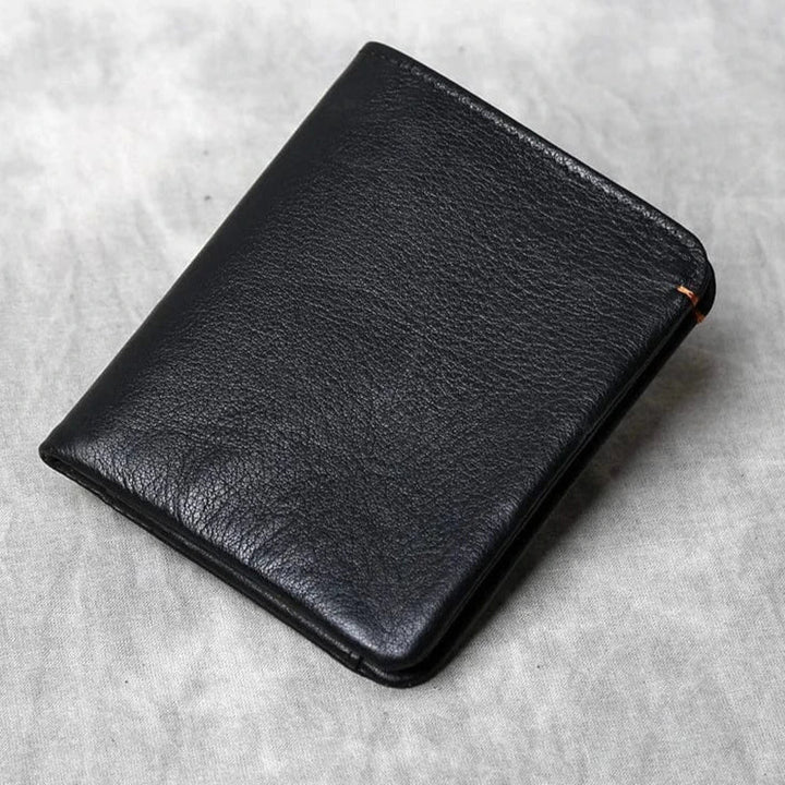Portefeuille hommes compact en cuir véritable, marron, avec coutures détaillées, vue frontale.