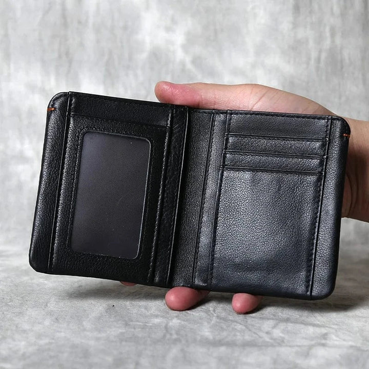 Portefeuille élégant pour hommes, en cuir marron foncé, posé sur une surface en bois, vue de dessus.