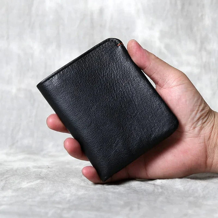 Gros plan d'un portefeuille homme en cuir, montrant la richesse de la texture du cuir véritable.