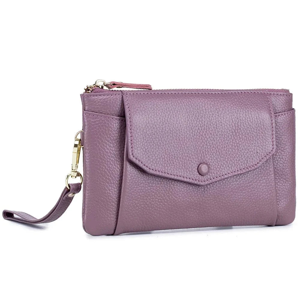 Portefeuille cuir long de couleur beige, accessoire chic pour femmes, grand espace de rangement.