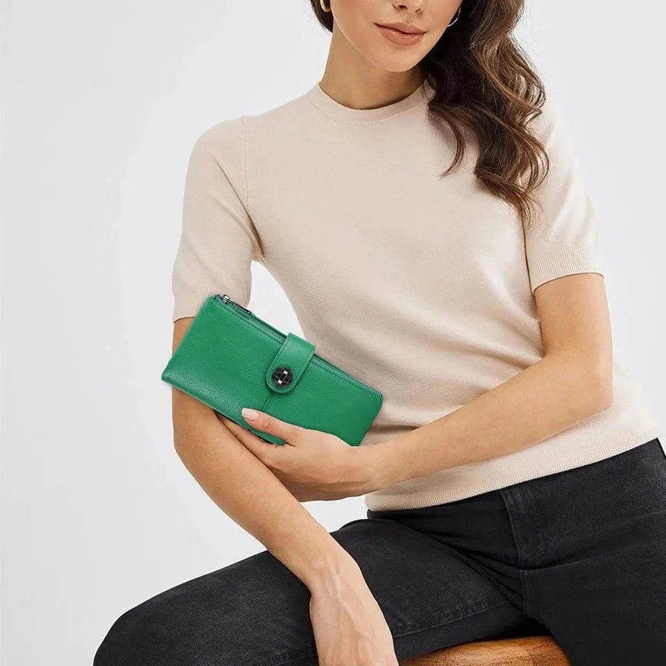 Portefeuille femme zippé en cuir rouge vif, un accessoire tendance et pratique pour toutes les occasions