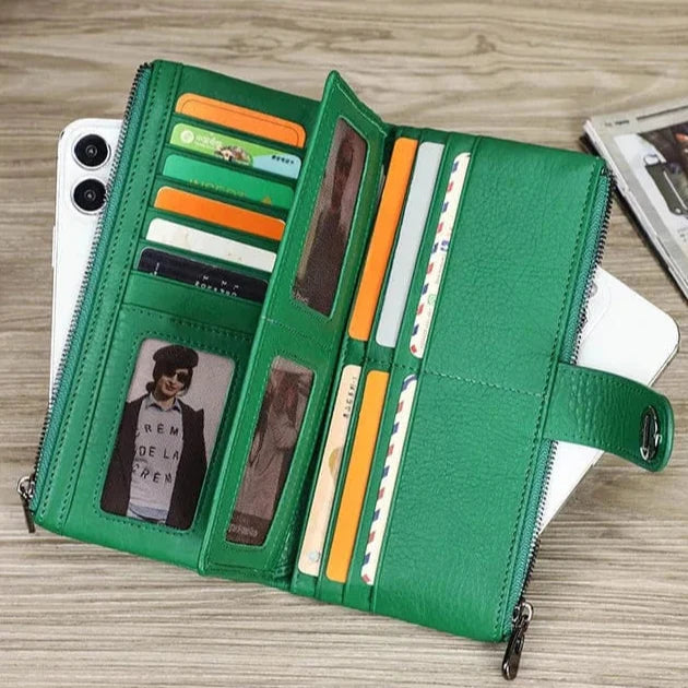 Intérieur détaillé d'un portefeuille long en cuir véritable, montrant la capacité de rangement pour cartes et documents