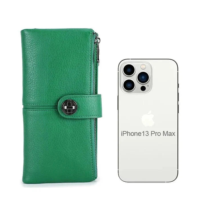 Portefeuille de dame élégant en cuir vert émeraude, un accessoire long et fonctionnel avec fermeture sécurisée