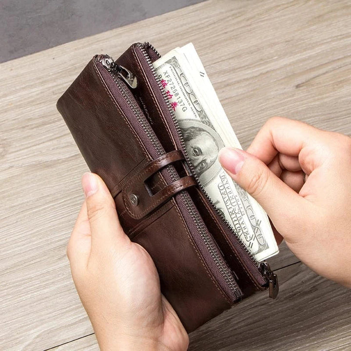 Portefeuille homme classique en cuir noir, ouvert, montrant les fentes pour cartes et billets.