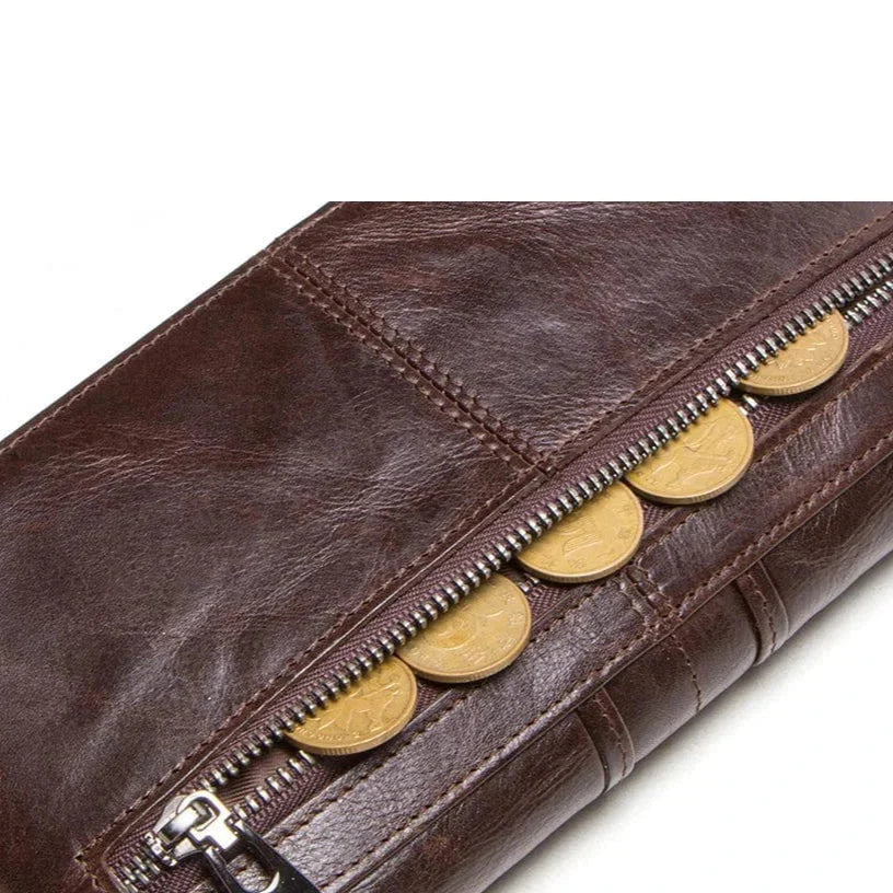 Gros plan sur l'intérieur d'un portefeuille homme en cuir, avec des cartes insérées.