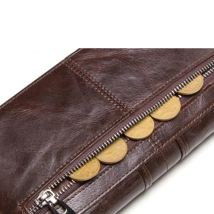Gros plan sur l'intérieur d'un portefeuille homme en cuir, avec des cartes insérées.