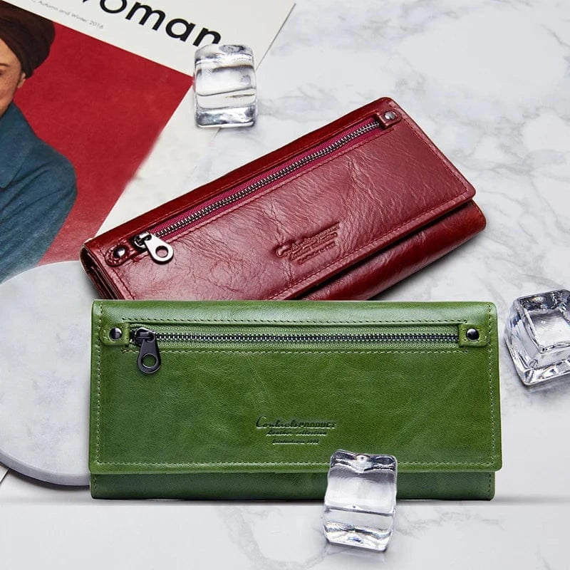 Vue intérieure d'un portefeuille long en cuir véritable, montrant des rangements pour cartes et billets, élégant