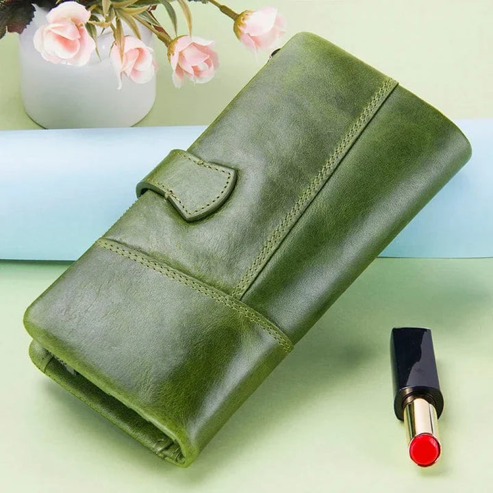 Portefeuille femme zippé en cuir, couleur marron, vue de face, texture riche et design épuré.