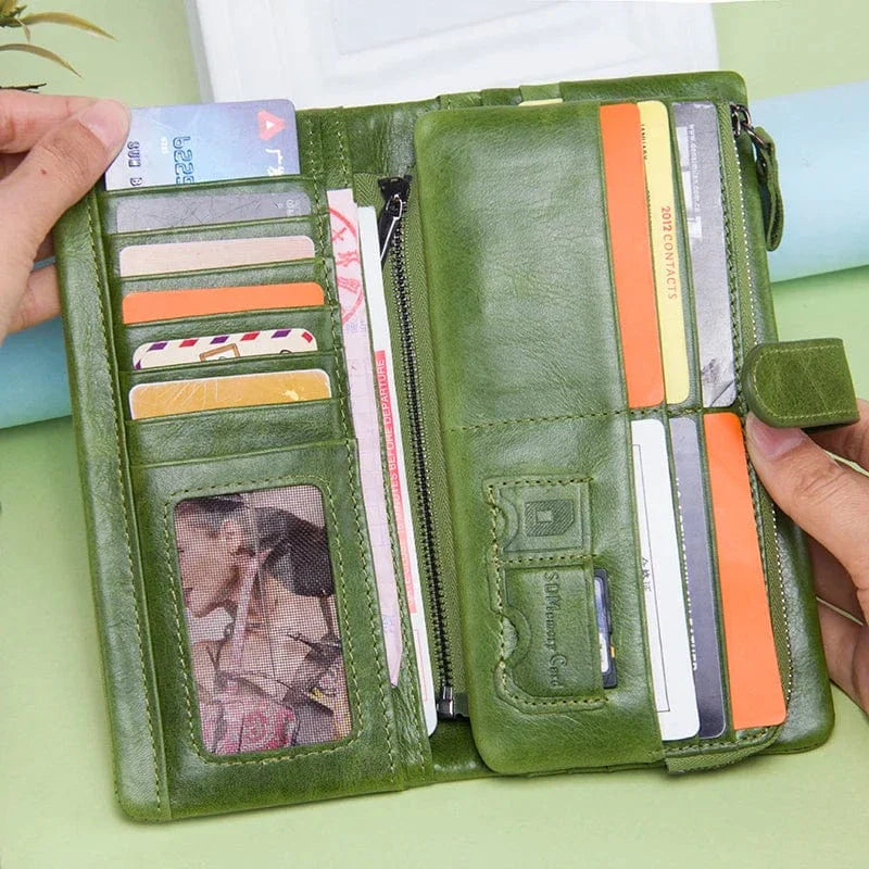 Porte monnaie femme zippé en cuir véritable rouge, ouvert, montrant les fentes pour cartes.