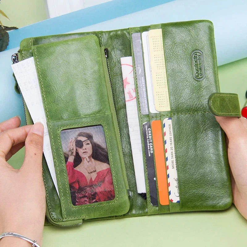 Portefeuille zippé femme en cuir bleu, mis en valeur pour son design élégant et sécurisé.