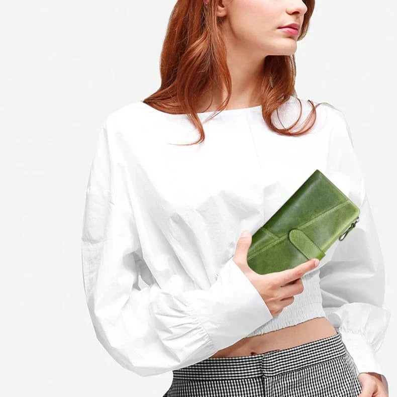 Détail du zip doré sur un portefeuille femme en cuir véritable noir, signe de qualité.