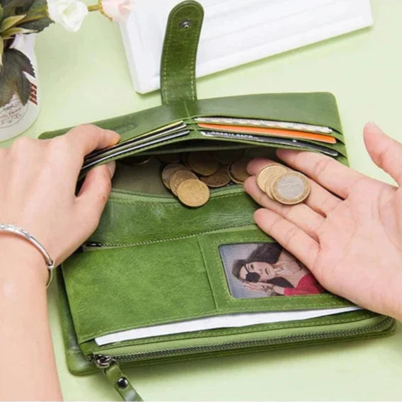 Accessoire de mode: portefeuille femme zippé en cuir véritable rose, ultra pratique et chic.
