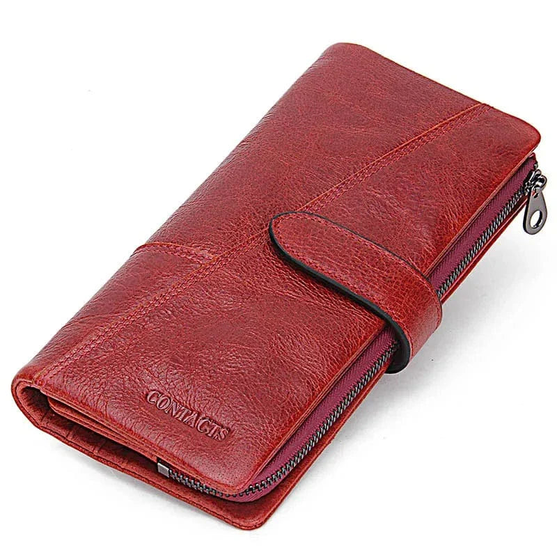 Gros plan sur la texture du cuir véritable d'un portefeuille femme zippé, finition impeccable.