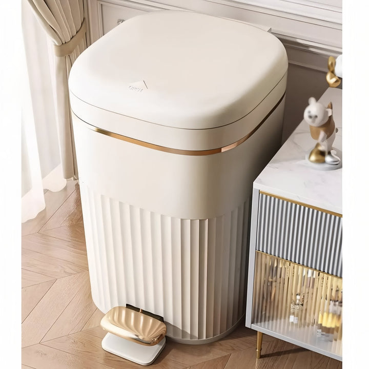 "Poubelle à pédale moderne, couleur beige, design élégant, fermeture douce pour hygiène optimale à la maison."