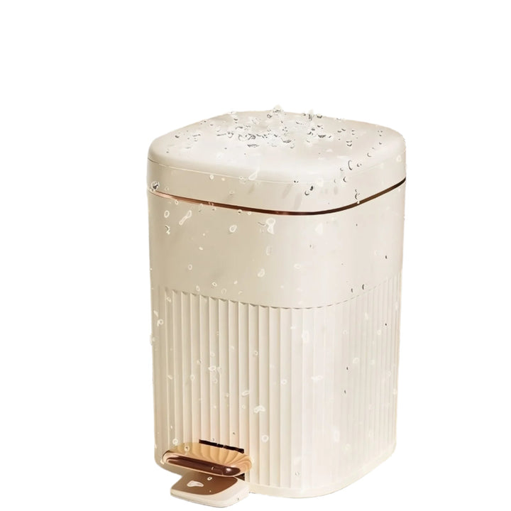 "Poubelle à pédale moderne, couleur beige, design élégant, fermeture douce pour hygiène optimale à la maison."
