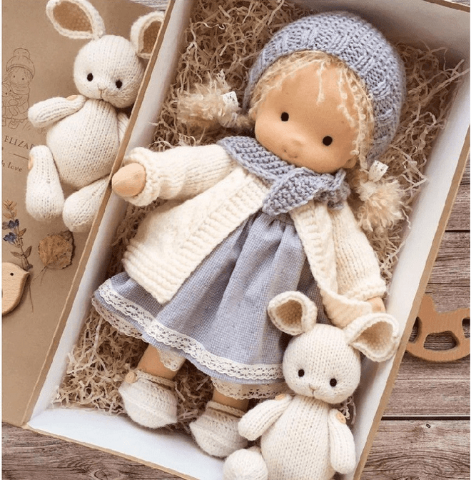Poupée Waldorf traditionnelle pour enfant. Fait main en coton bio, jouet éducatif et durable.