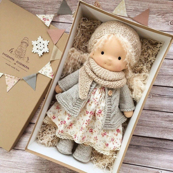 Poupée Waldorf artisanale, parfaite pour la décoration de chambre d'enfant. Douceur et qualité garanties.
