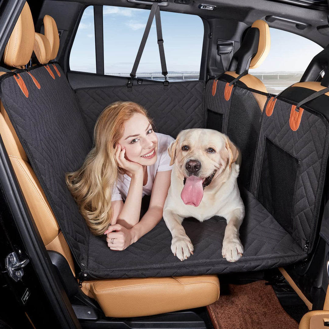 Protection siège auto chien.  Extension confortable et sécurisée pour voyages en voiture.  Protège les sièges des poils et de
