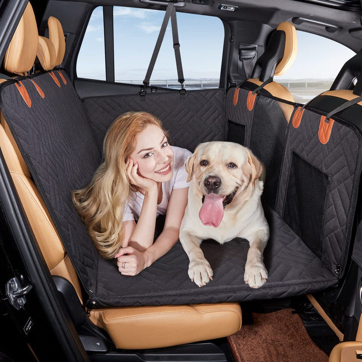 Protection siège auto chien.  Extension confortable et sécurisée pour voyages en voiture.  Protège les sièges des poils et de