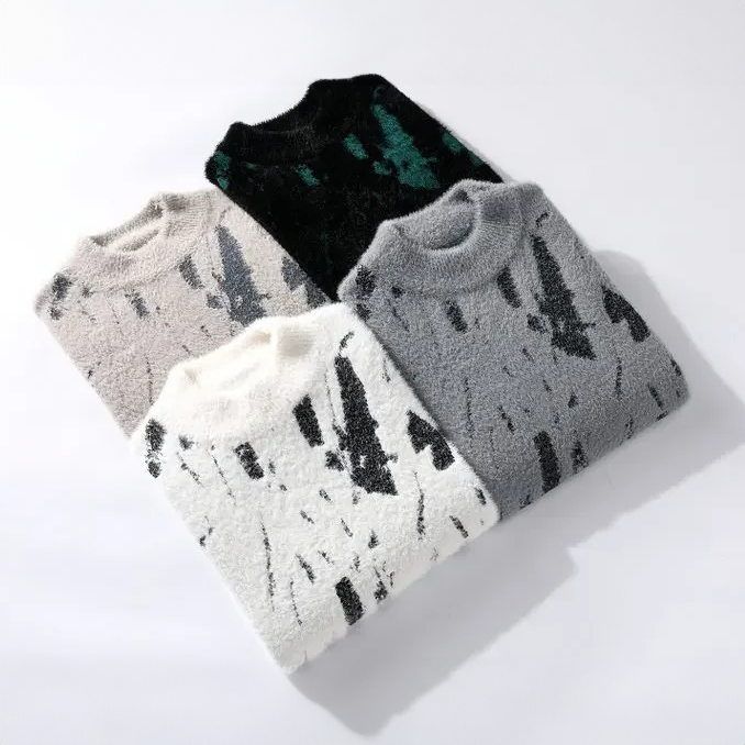 Détail motif abstrait unique d'un pull homme. Style moderne, élégant, offrant confort pour la mode masculine hivernale.
