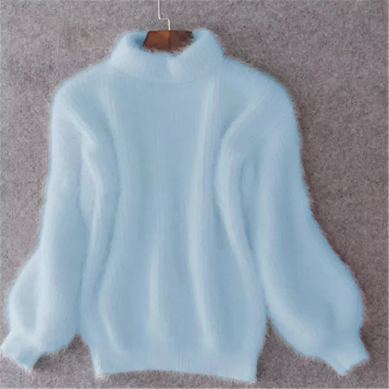 "Pull angora doux femme, élégant et chaud, idéal pour temps frais, coupe intemporelle s'adaptant à tout style."