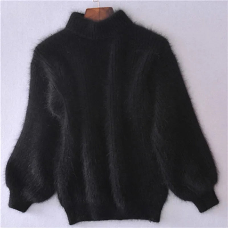 "Pull angora doux femme, élégant et chaud, idéal pour temps frais, coupe intemporelle s'adaptant à tout style."
