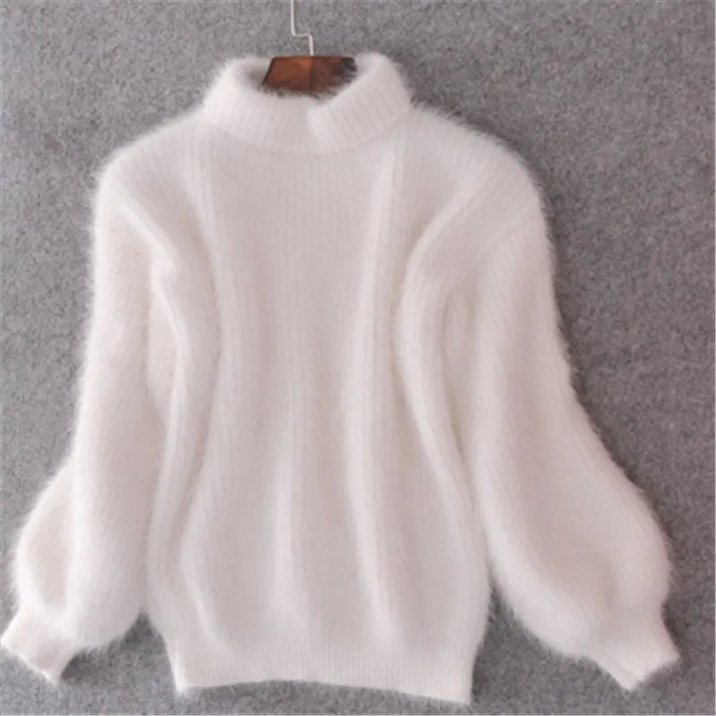 "Pull angora doux femme, élégant et chaud, idéal pour temps frais, coupe intemporelle s'adaptant à tout style."
